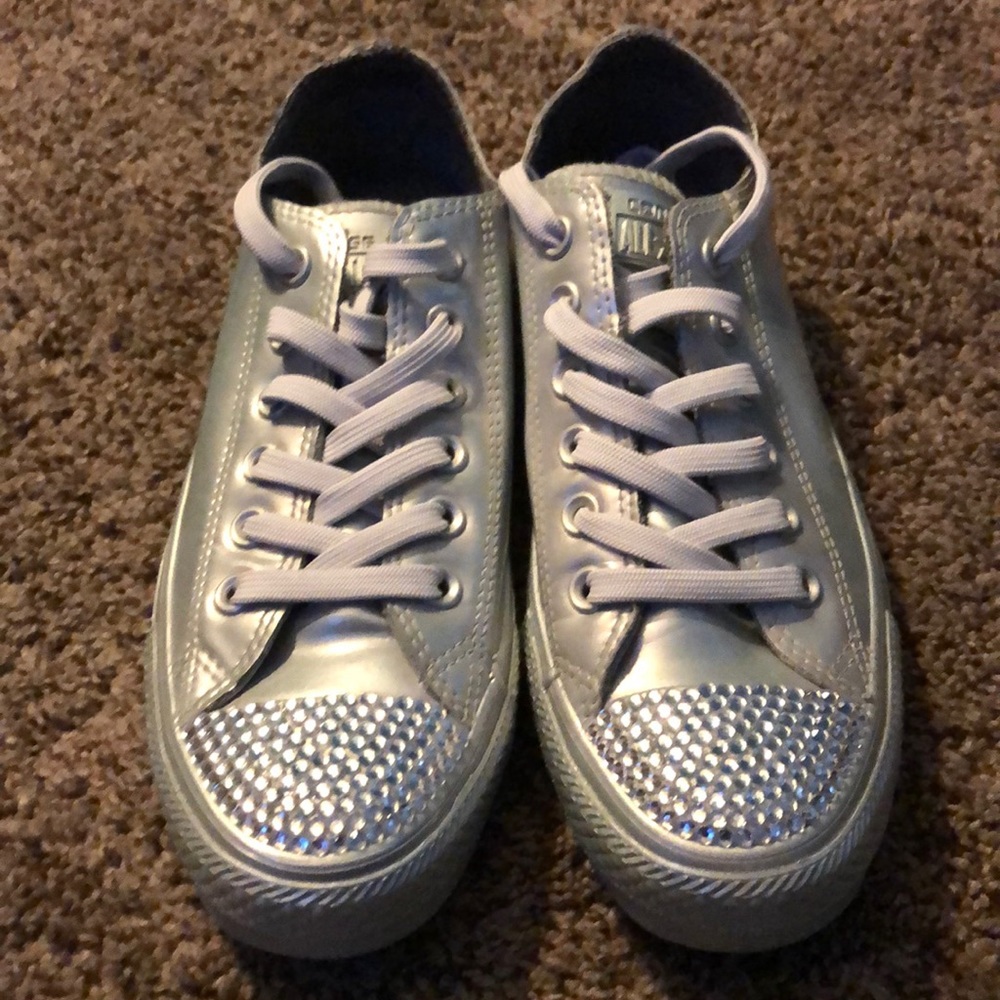 Women’s silver converse size 7.5 with bling.